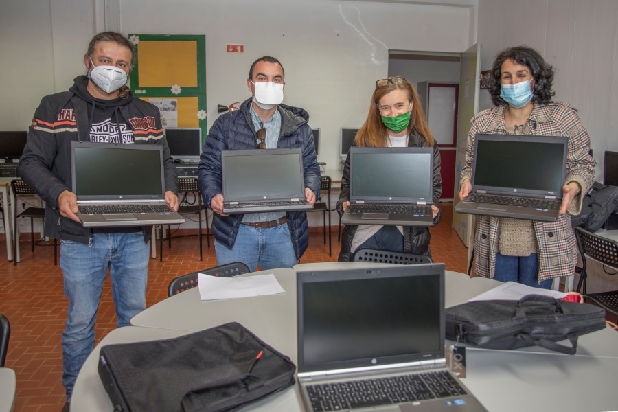 Palmela - Âmbito do reforço do equipamento informático Ensino à distância: entregues computadores às escolas do 1.º Ciclo . 30 computadores