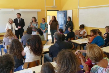 Perto de duas centenas de crianças em Azeitão no concelho de Setúbal Receberam gratuitamente os manuais para o primeiro ano de escolaridade