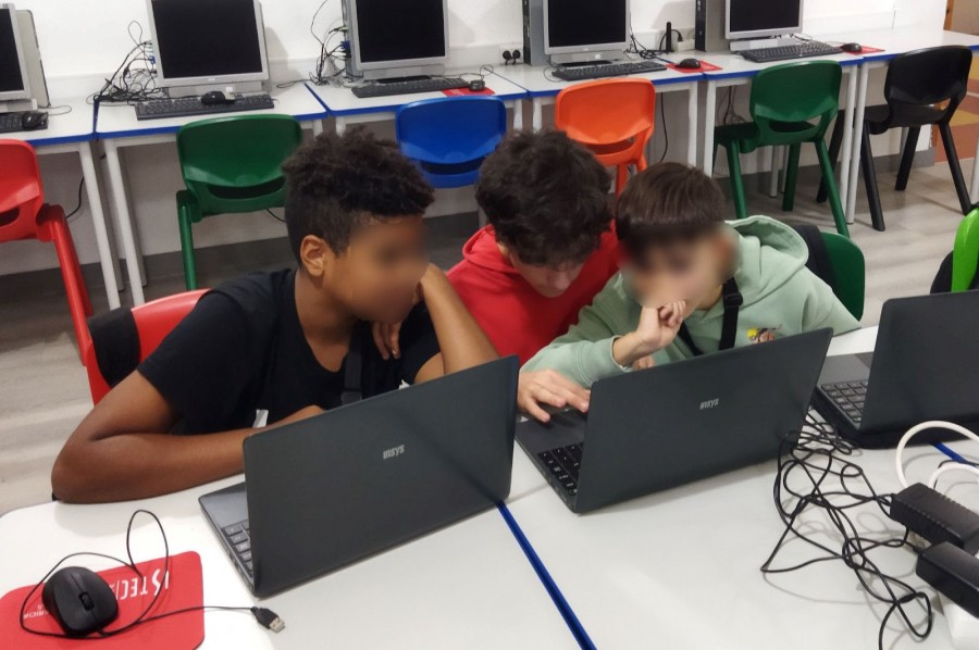 Alunos do Agrupamento de Escolas do Barreiro Participam numa campanha de "caça" aos asteroides.