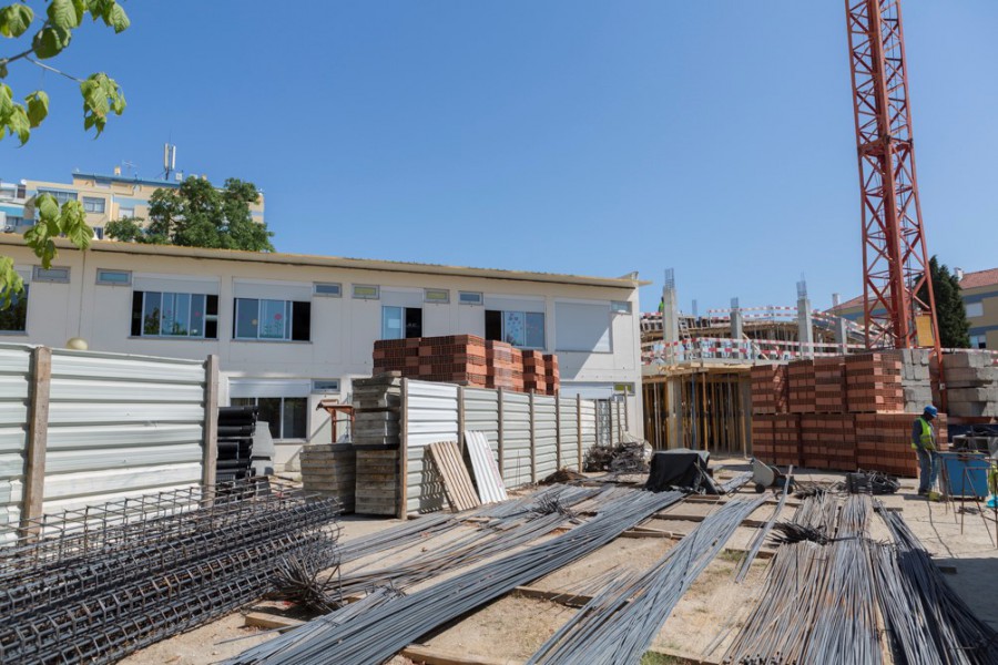 Seixal - Aproveitando a pausa escolar para as férias de verão Câmara executa obras de requalificação em 12 escolas básicas do 1.º ciclo