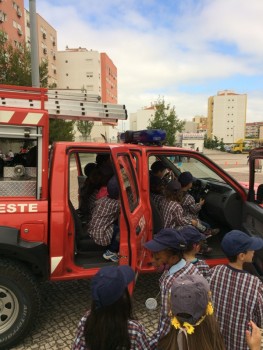 Feira Pedagógica do Barreiro Crianças contactam com os meios utilizados pelos bombeiros nas suas missões de socorro
