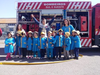 Barreiro - Visita do Colégio «O Carinho» ao Quartel dos Bombeiros Voluntários do Sul e Sueste