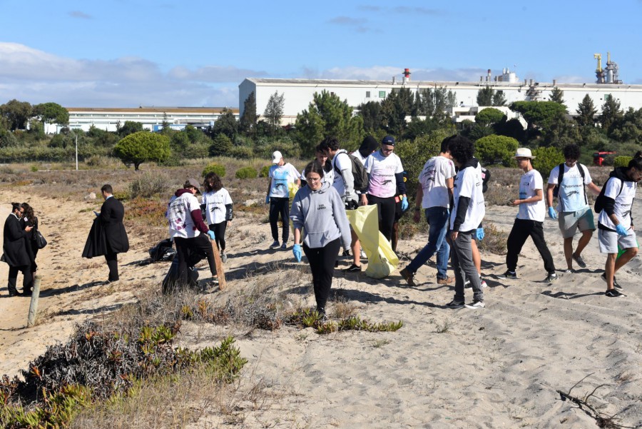 Programa de acolhimento aposta na sustentabilidade ambiental Novos estudantes do IP Setúbal removem mais de duas toneladas de lixo do Sado