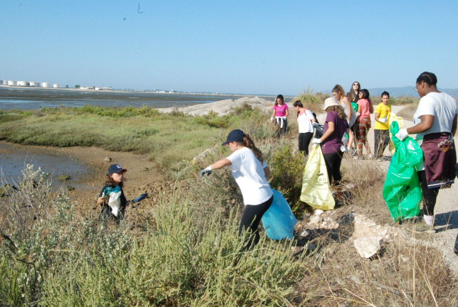 Setúbal - Ação, no âmbito da campanha «Mariscar sem Lixo» integrou programa de acolhimento Caloiros do IPS retiram mais de 2 toneladas de lixo do estuário do Sado