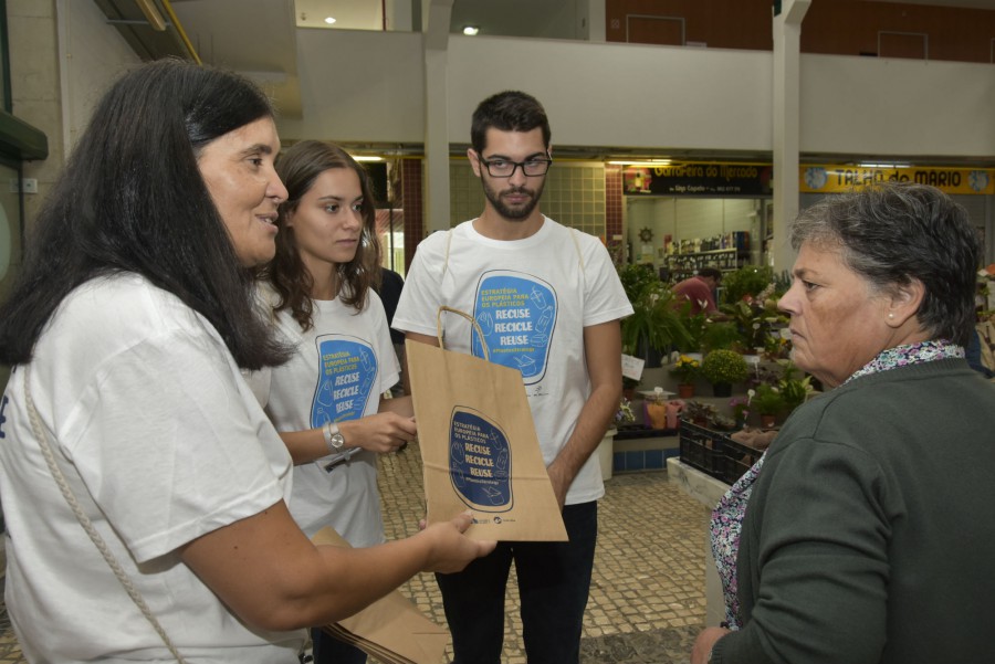 Setúbal - IPS sensibiliza setubalenses para a redução do uso de plástico Parceiro da campanha “Reuse, Recicle, Recuse”, uma iniciativa da Comissão Europeia