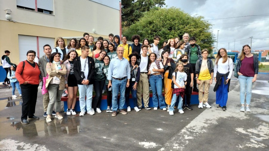 Agrupamento de Escolas de Santo António Alunos participam num projeto Europeu Erasmus . Aprendizagem em prol do sucesso dos alunos
