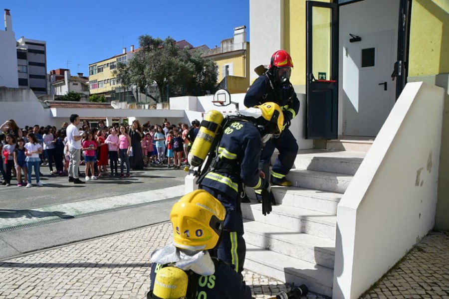 Barreiro - Envolvidos cerca de 220 alunos, 14 professores e 10 auxiliares Simulacro de incêndio urbano na EB1 José Joaquim Rita Seixas