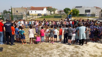 Barreiro - Sobreiro é plantado na Escola Básica nº 2 do Lavradio A árvore foi batizada pelas crianças de «Elísio»