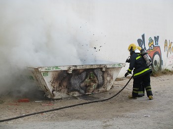 No Lavradio - Barreiro Fogo posto num contentor de obras