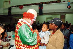 Campanha da CPCJ “Uma Família, Um Presente” Ambiente de animação e partilha em Festa de Natal