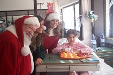 Pai Natal do Almada Forum visita crianças do Hospital do Barreiro Para distribuir alegria, sorrisos e os votos de melhoras rápidas
