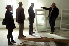 Visita da Câmara do Barreiro à freguesia de Santo André Projecto para o Bairro 25 de Abril para “ter um Bairro com melhor ar e rejuvenescido”