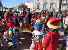 Desfile das escolas abrem Carnaval de Setúbal Crianças enchem de cor e animação à baixa da cidade