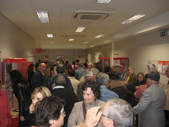 Manifestantes «ocupam» Estação e protestam no «Livro de Reclamações» «Estão a retirar à população do Barreiro o acesso aos Correios»