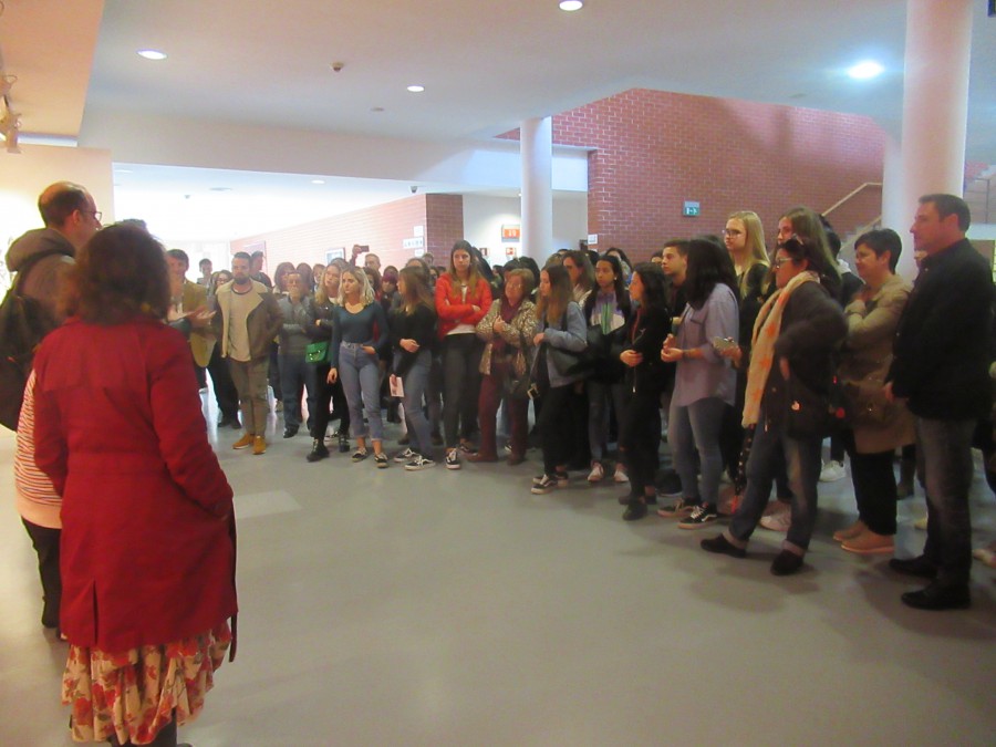 Uma moldura humana «abraçou» jovens artistas do Barreiro Recriar obras inexistentes de Santa Rita Pintor é uma referência na exposição