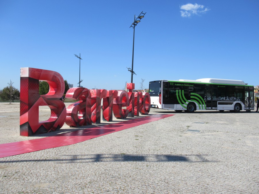 António Costa entregou a chave do primeiro dos 60 novos autocarros a gás dos TCB Investimento total superior a 18 milhões de euros