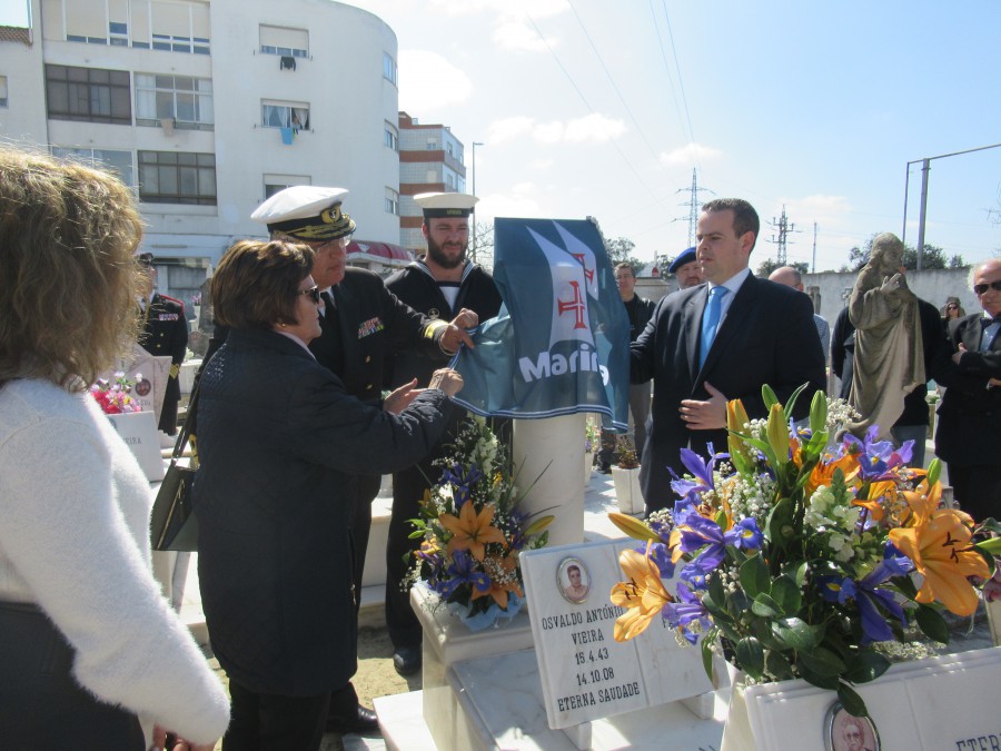 No Cemitério do Lavradio homenagem ao 2º Grumete FZ Carlos Mendes «Enquanto forem lembrados os que morreram nunca desaparecem»