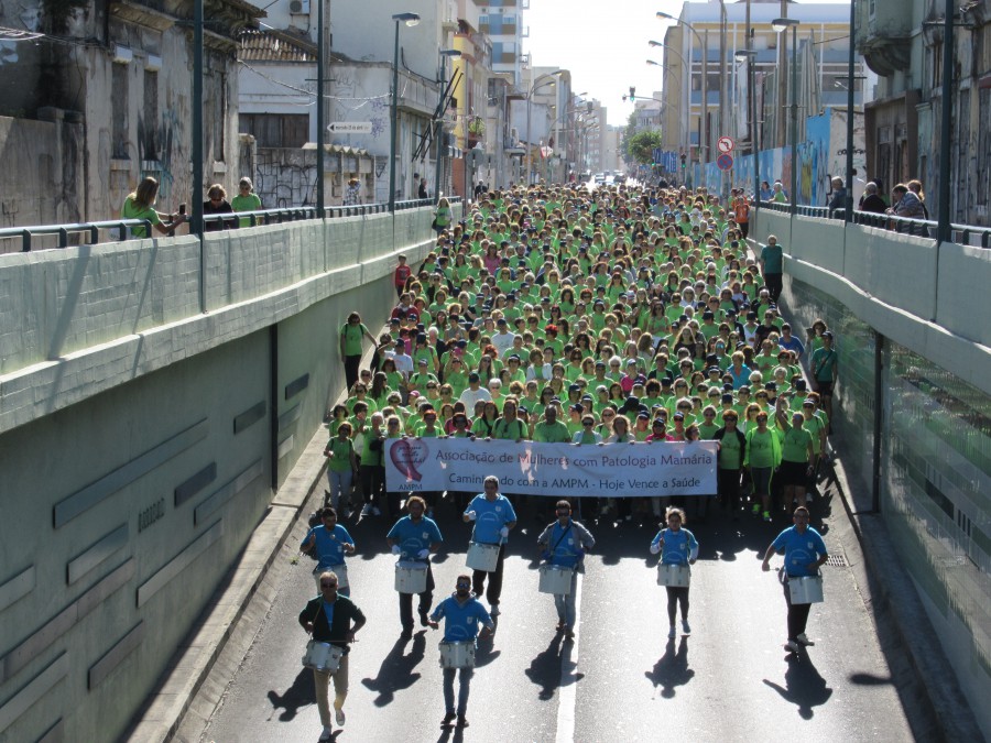 Milhares de «verde» nas ruas do Barreiro em Marcha Solidária «A medicina tem que ser cada vez mais humanizada»