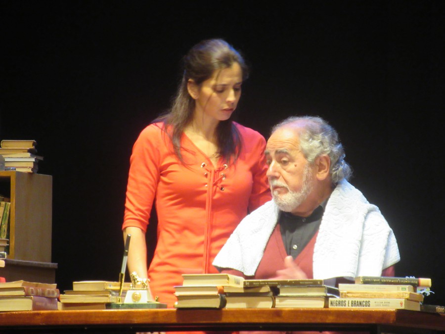Moita - Teatro Projéctor do Barreiro no Forum José Manuel Figueiredo Uma brilhante vivência do conflito entre a memória e a vida real