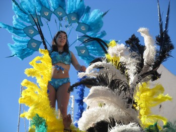Carnaval de Alhos Vedros - Moita Mais de 10 mil pessoas encheram as ruas da vila para ver passar o desfile