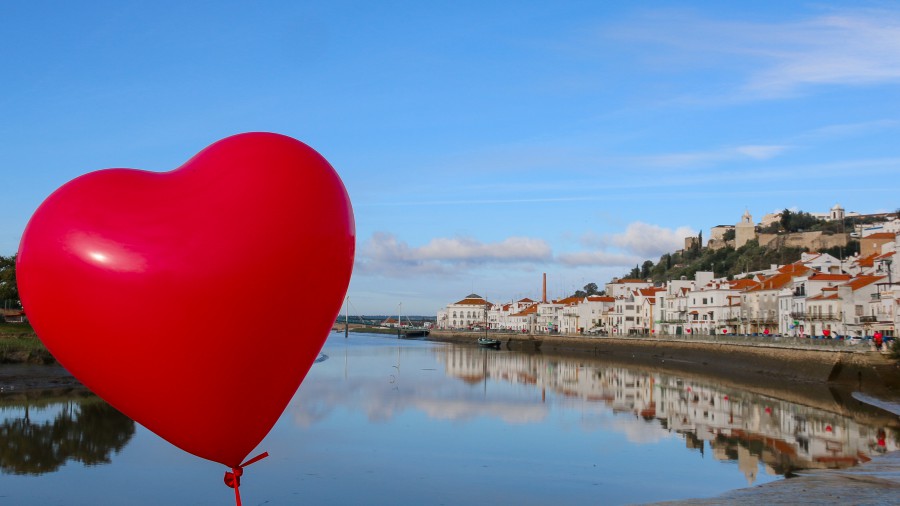 Centenas de balões com o formato de coração em Alcácer do Sal Celebram o amor e assinalam o Dia dos Namorados