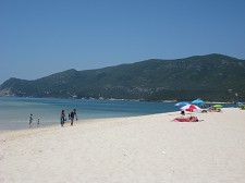 SETÚBAL - Numa zona rochosa entre o Outão e a praia da Figueirinha Pescador morre após queda acidental