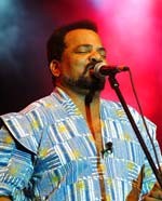 No Palco das Marés nas Festas do Barreiro Concerto com Bonga . Quem o ouve não consegue ficar quieto