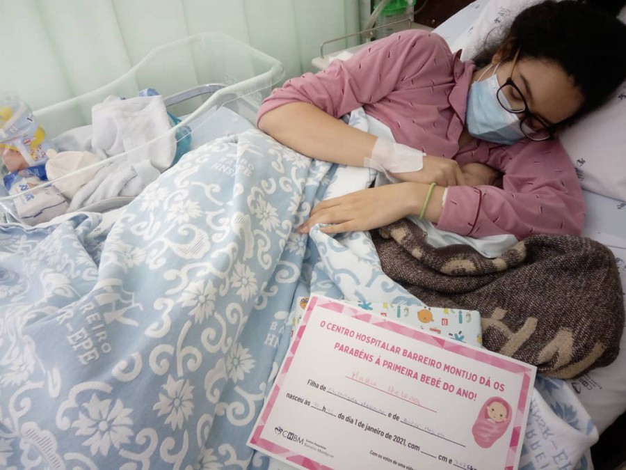 Centro Hospitalar Barreiro Montijo MARIA HELENA É A PRIMEIRA BEBÉ DE 2021 . Ao longo de 2020 nasceram 1517 bebés no CHBM