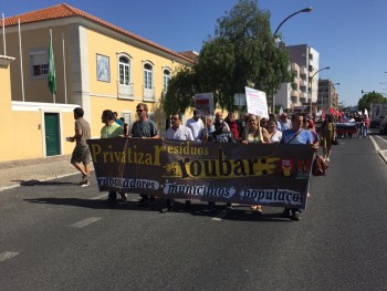 Participantes em ação de protesto realizada em Setúbal Rejeitam aumentos da tarifa que visem aumentar lucros do acionista privado da AMARSUL