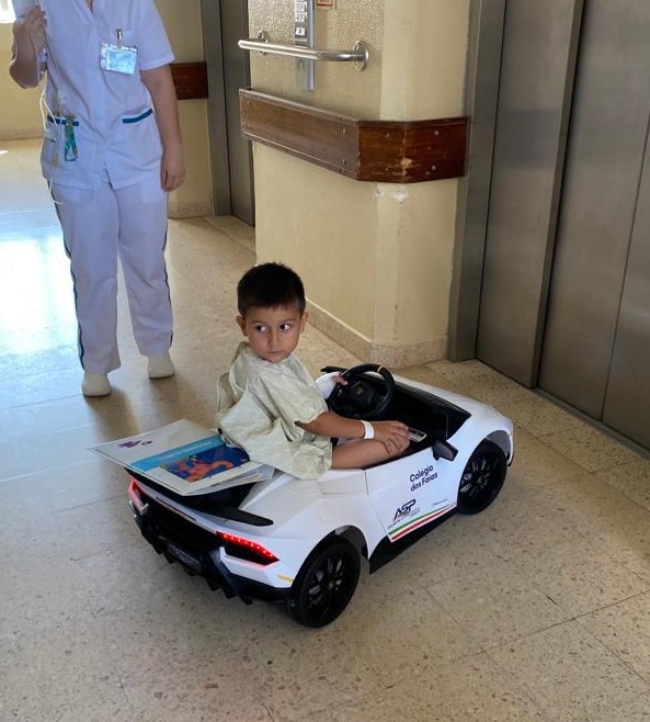 Serviço de Pediatria do Hospital Garcia de Orta - Almada Crianças divertem-se na deslocação para cirurgias ou exames