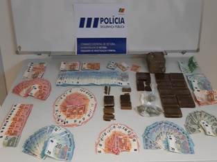 Investigação de tráfico de estupefacientes em Setúbal Na operação foram detidos 6 indivíduos . Apreendidas 2596 Doses de haxixe