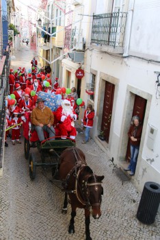 «Pais Natais» deslocaram-se até à zona da baixa da cidade de Alcácer do Sal Desfile acompanhado pelo Pai Natal que chegou de charrete