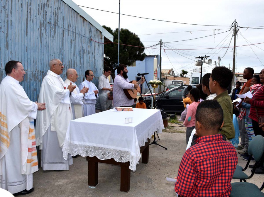 Setúbal - D. José Ornelas celebrou a Páscoa No Bairro do 2.º Torrão