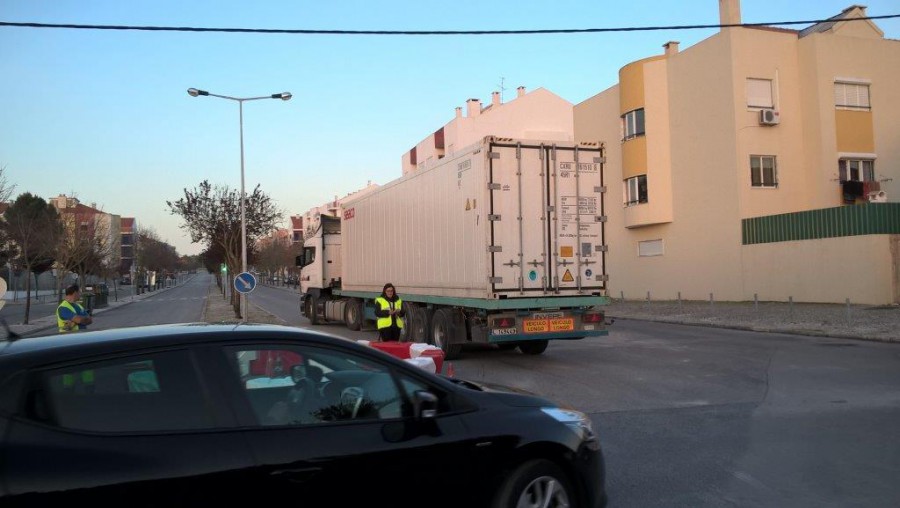 Entroncamento da Av. Luís de Camões com a Estrada do Rosário na Moita Instalada no local uma rotunda em teste