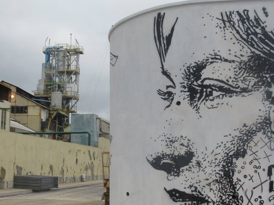 Vhils nasceu no Seixal e trabalha no Barreiro 4000 pessoas admiram em Paris a obra do autor do Mural na Baía do Tejo
