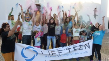 Barreiro - Uuma épica batalha de cores e música Cerca de 40 jovens participaram na Color War na Paróquia de Palhais/Santo António