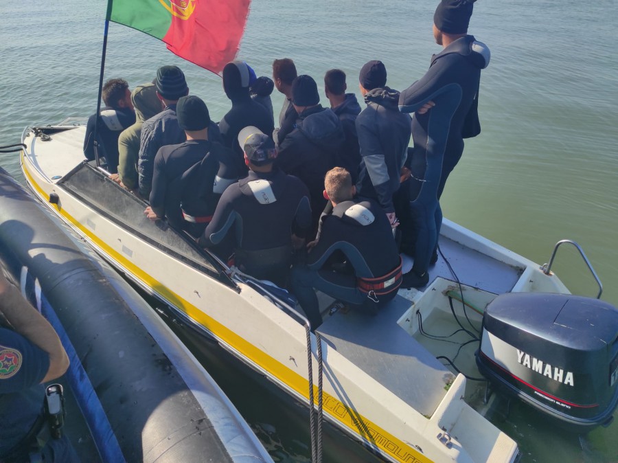 Polícia Marítima apreende uma embarcação de recreio e detém dois homens no Samouco Num total de 16 tripulantes 13 se encontravam em situação ilegal em Portugal