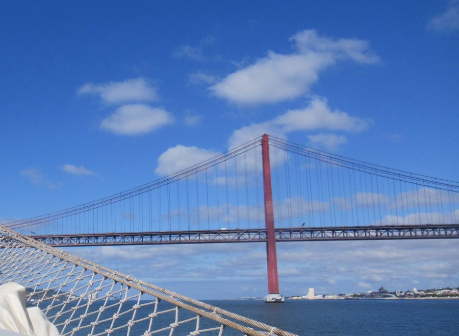 Navio mercante embate no pilar sul da Ponte 25 de Abril Não causou vítimas nem há aparentes danos estruturais na ponte