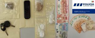 Em Setúbal detidos dois indivíduos por tráfico de estupefacientes. Apreendidas 77,1 doses de cocaína, 309,5 doses de heroína.