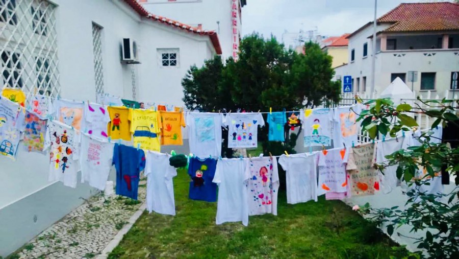 Nas instalações da CPCJ do Barreiro Um estendal com peças de roupa alerta para Direitos da Criança.