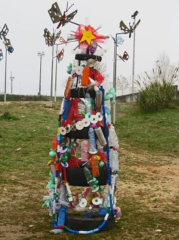 Setúbal - Férias de Natal no Bairro Montagem de uma árvore de Natal construída pelos participantes