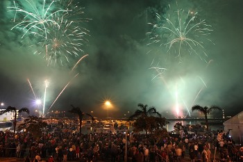 Setúbal celebrou a chegada de 2014 Espetáculo de fogo de artifício sobre o rio Sado