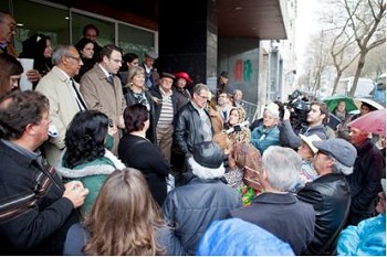 Urgência na Construção do Hospital no Concelho do Seixal População cantou as Janeiras e entregou centenas de mensagens ao Ministro da Saúde
