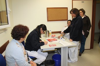 Campanha de prevenção de problemas de saúde em Allcácer do Sal Médicos, enfermeiros e funcionários do Centro de Saúde foram o primeiro público da iniciativa