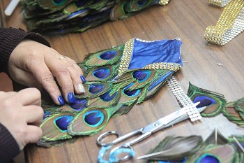 Tudo a postos para mais um Carnaval de Sesimbra Centenas de voluntários dão os últimos retoques nos adereços para os desfiles de sábado, domingo e terça-feira