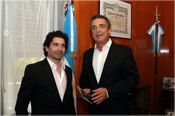 Cantor Zé Perdigão recebe condecoração em Buenos Aires no Palácio da Legislatura e esgota Usina del Arte!