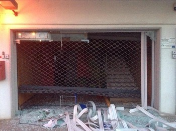 Moita - Vandalismo no Vale da Amoreira Destruição da montra das instalações da Junta de Freguesia . Os prejuízos calculados são da ordem dos 7000€