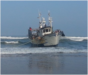EMBARCAÇÃO DE PESCA ENCALHA JUNTO À PRAIA DO OSSO DA BALEIA