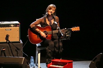 Mafalda Veiga pisou pela segunda vez o palco do Fórum em Setúbal Sala lotada no espetáculo «Todas as Palavras Tocam»