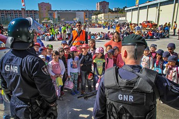 Cerca de mil alunos do Agrupamento de Escolas Luísa Todi em Setúbal Assistiram aos exercícios na Semana da Segurança e Educação Rodoviária